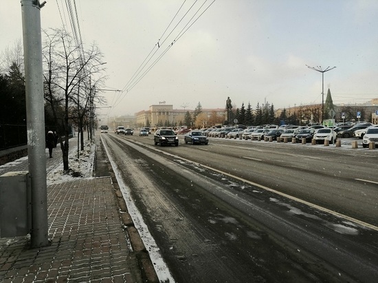 Водителя автоэвакуатора привлекли к ответственности за проезд по выделенной полосе в Красноярске