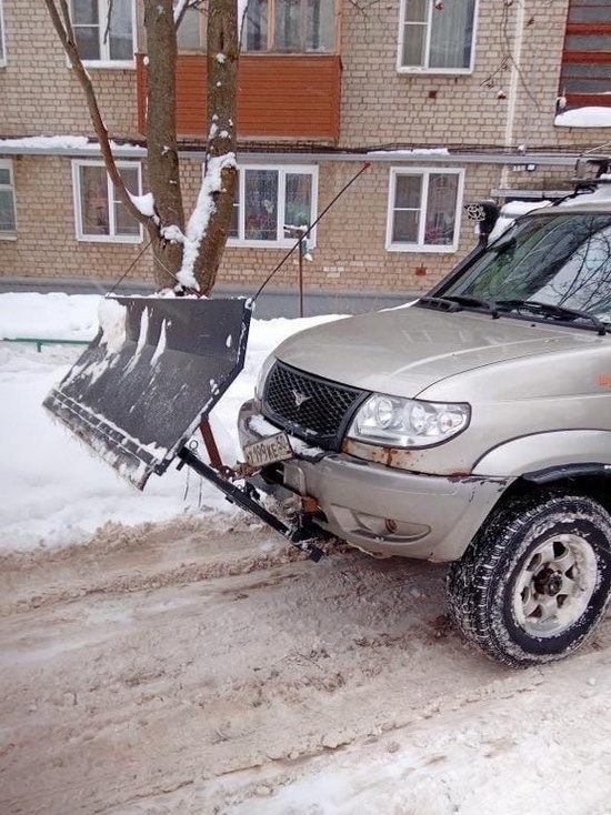 В Иванове автомобилисты вышли на борьбу со снегом.