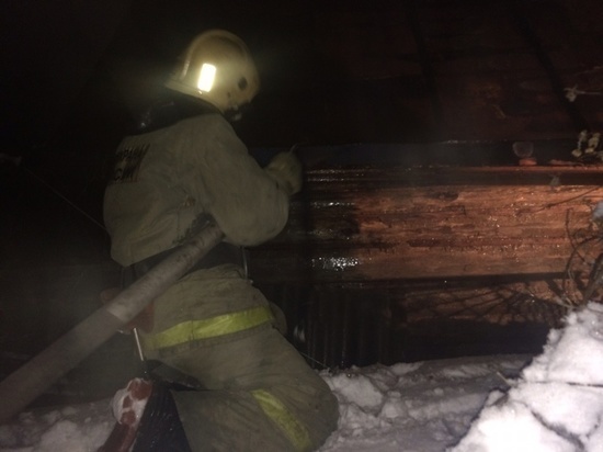 В Кинешме загоревшуюся пристройку к частному дому тушили 25 человек