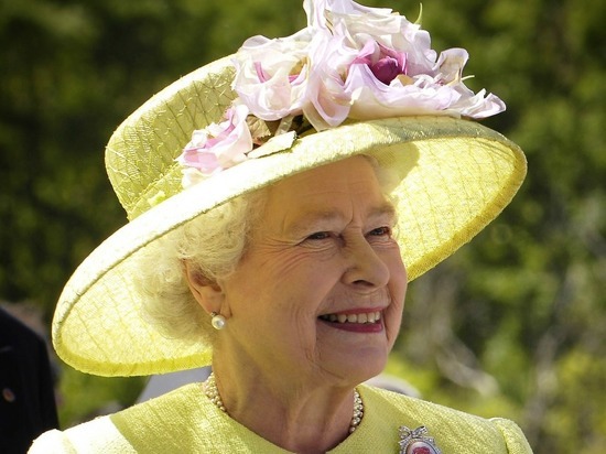 Отмечающая Платиновый юбилей глава британской монархии пронзила торт ножом
