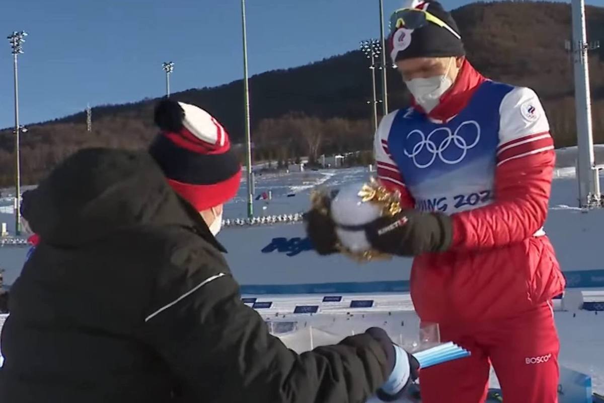 Олимпийский чемпион Большунов сломал пьедестал при награждении - МК