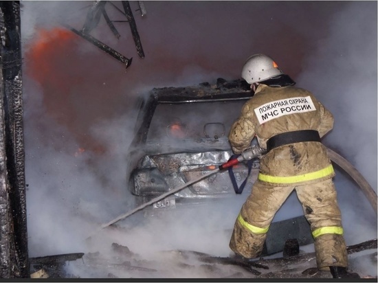  В Мурманске силами 20 пожарных потушили три гаража и сауну