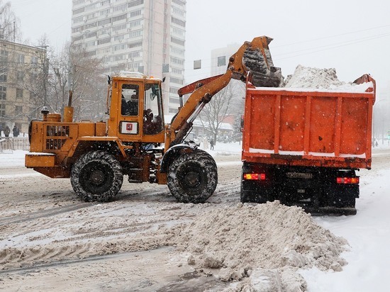 В Сергиев Посаде снегоуборочный трактор сбил ковшом памятник ученому