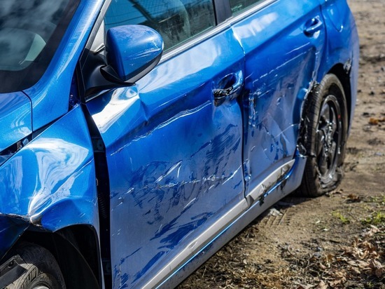 Спасателям ДНР пришлось извлекать жертву аварии из автомобиля