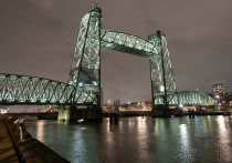 Эта новость взбудоражила новостные агентства: в Нидерландах решили разобрать уникальный мост, построенный почти век назад, ради того, чтобы дать дорогу новой роскошной яхте одного из богатейших людей планеты