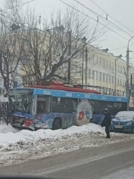 В Ярославле троллейбус протаранил школьный  забор