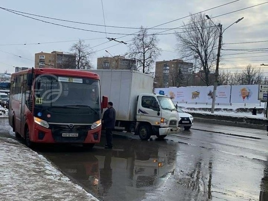 В Рязани на остановке у «Барса» грузовик столкнулся с маршруткой №41