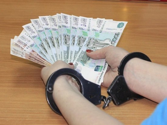 Менеджера кузбасского банка обвиняют в краже около 200 тысяч рублей