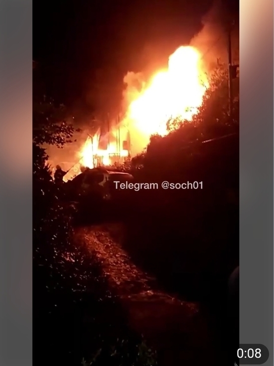 Ночью при пожаре в Сочи пострадал человек