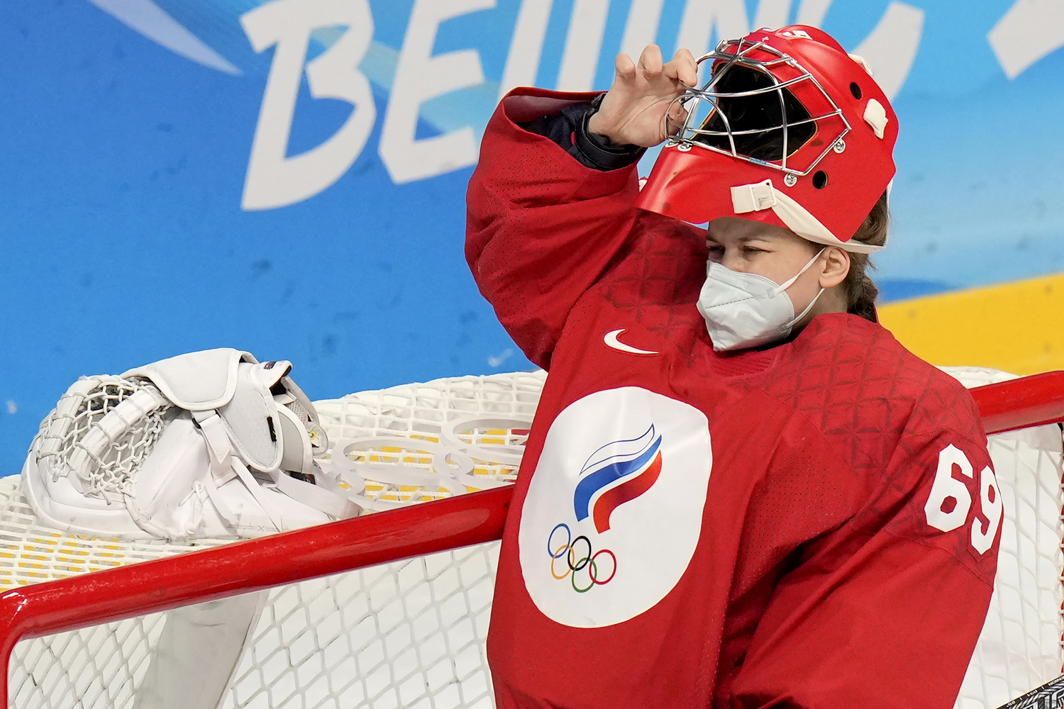 Слабоумие и отвага: хоккеисток России и Канады заставили играть в масках