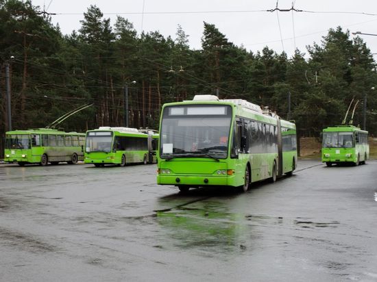 Троллейбусы пошли в объезд из-за коммунальной аварии на Нахимова