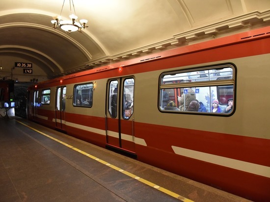 В петербургском метро попросили горожан остаться дома