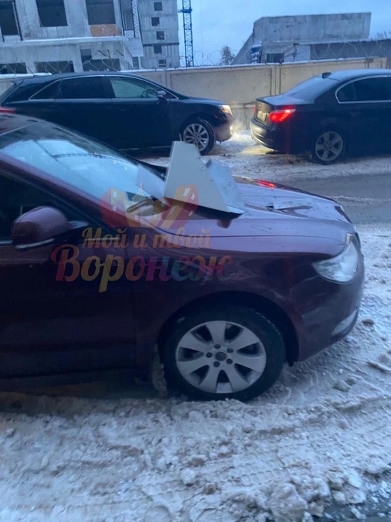В Воронеже фрагмент фасада дома обрушился на припаркованный рядом автомобиль