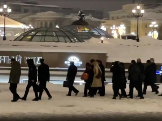 Макрон прогулялся по Красной площади после встречи с Путиным