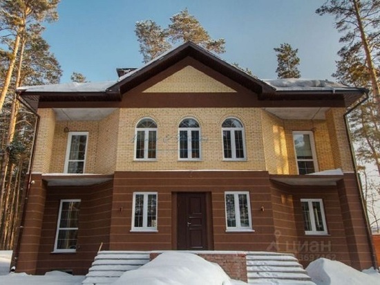 Особняк с винным погребом и хаммамом продают в Новосибирске за 50 млн рублей