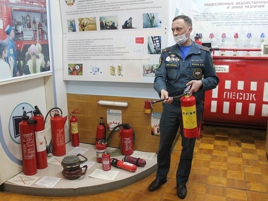 Костромские спасатели отметили «День огнетушителя» лекцией для судентов КГУ