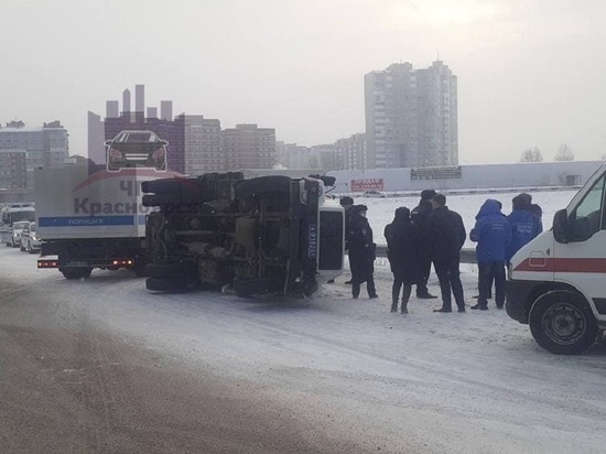 Спецмашина ОВД перевернулась на трассе в Березовском районе Красноярского края