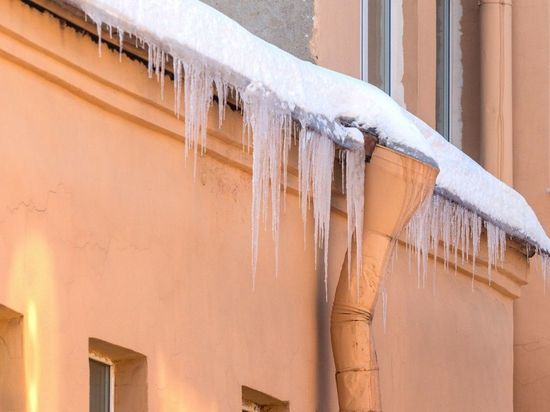 В Петербурге дворника убило упавшей с крыши глыбой льда