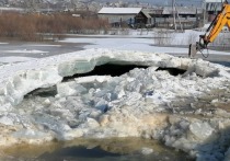 На реке Суходол в поселке Песчанке вскрыли лед, который стал причиной сильного потока грунтовых вод, шедшего в сторону Ингоды