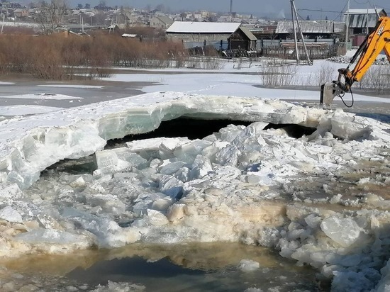 Фонтан бил из реки в Песчанке после вскрытия льда для борьбы с паводком