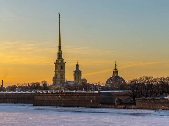 Упавшая глыба льда убила дворника в Петербурге