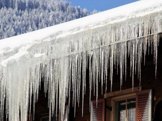 Все крыши Брянщины обследуют на предмет сосулек
