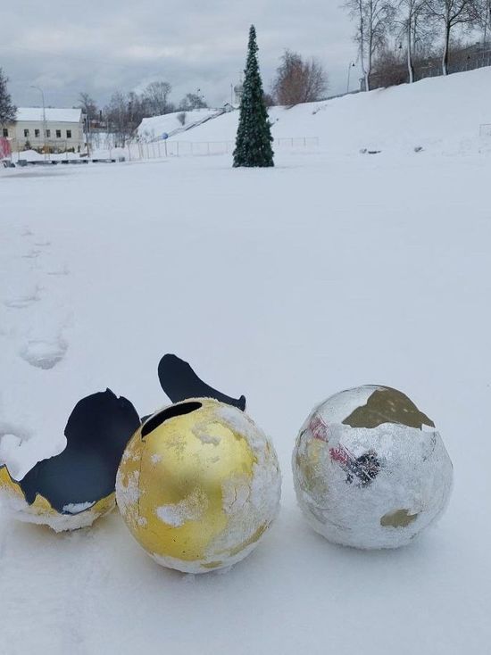 В Финском парке Пскова вандалы разбили все ёлочные игрушки
