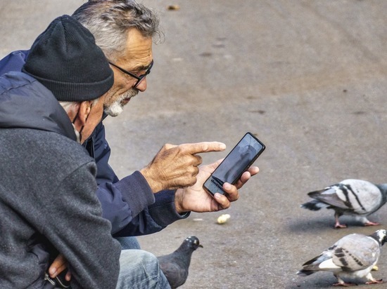 Пенсионер в Чите накормил судимого бомжа и лишился смартфона