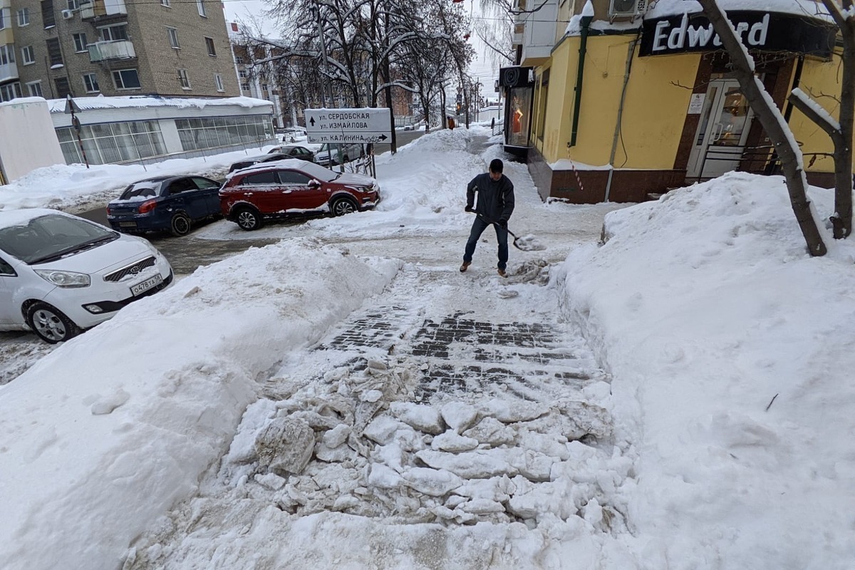 Около 10 тысяч. Снег на улицах города. Снегопад на улице. Снежный Покров. Проезд в снегу.