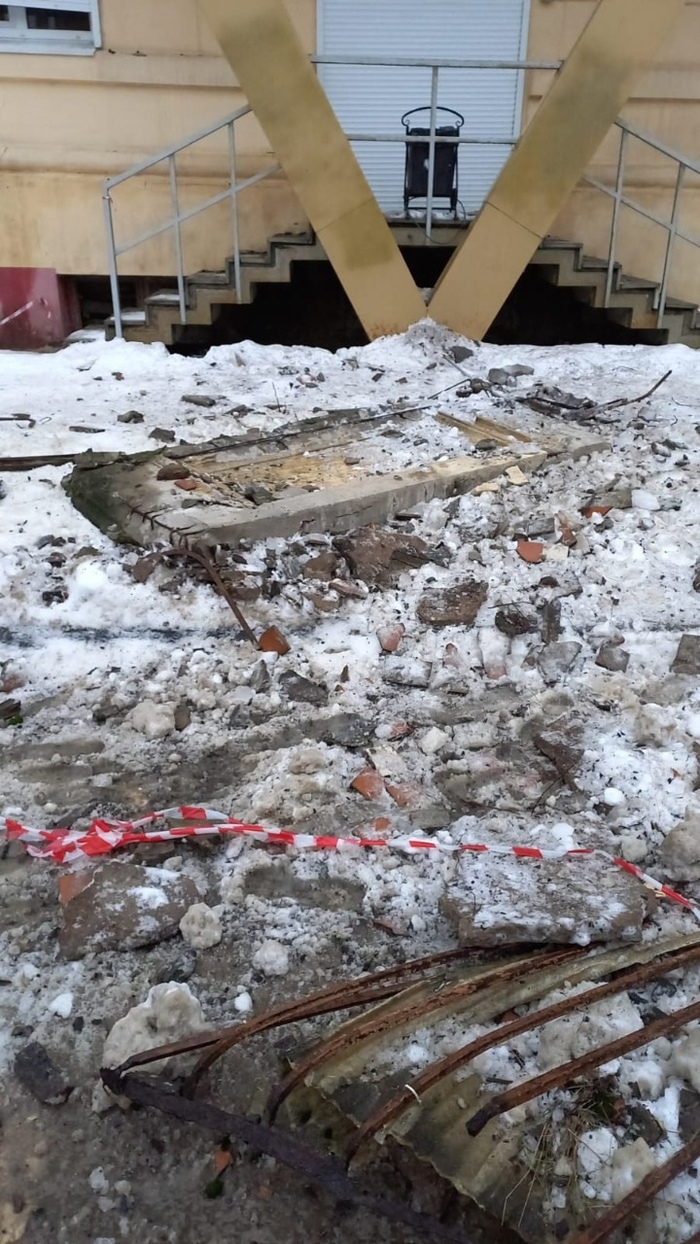 В Воронежском доме, давно нуждающемся в капремонте, с 4 этажа рухнул балкон