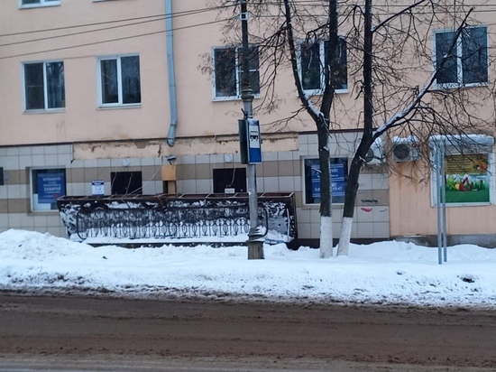 Рухнувший под натиском снега козырек в Боровичах заблокировал вход в аптеку