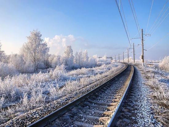 В 33 регионе грузовик застрял в ж/д путях на переезде