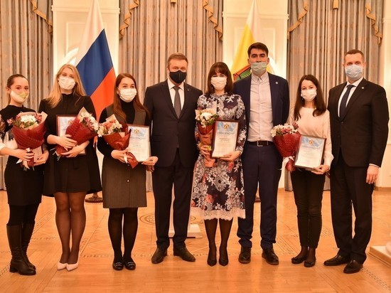 Рязанский губернатор Любимов вручил премии молодым учёным