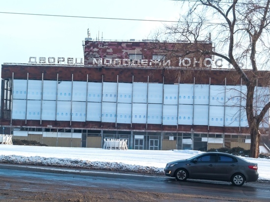 Юлия Чичерина выступила в разрушенной «Юности» в центре Донецка