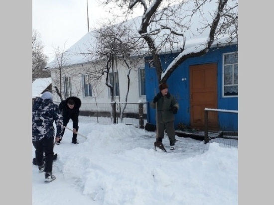 Под Брянском волонтеры расчистиили снег у дома ветерана