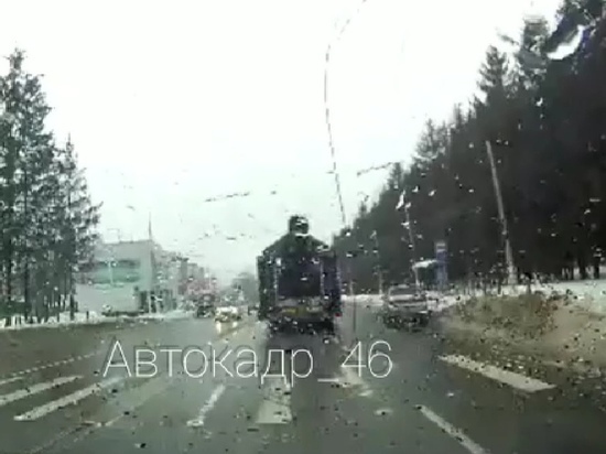 В Курске транспортер с военной техникой оборвал провода и застопорил движение троллейбусов
