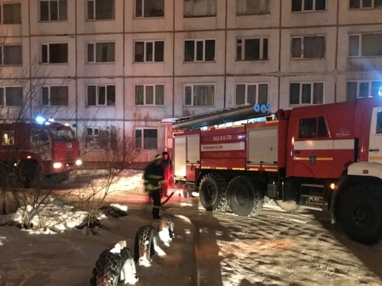 Пожарные эвакуировали жильцов многоэтажки в городе на Колыме