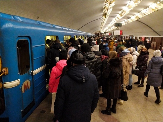 Новосибирцы жалуются на давку после изменения графика работы метро