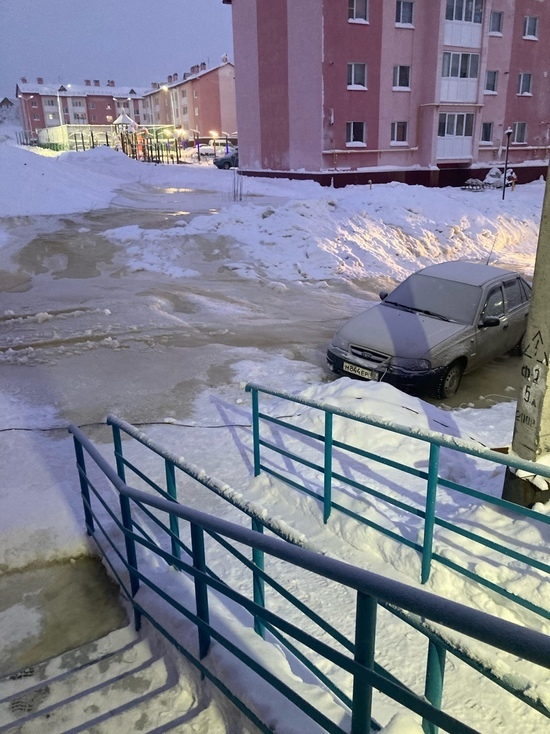Просьба выдать коньки: затопленный двор в Аксарке превратился в каток