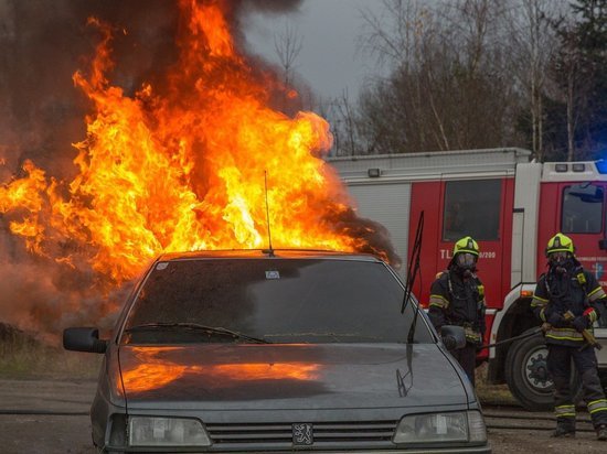 Пожарные спасли от выгорания снятый с производства автомобиль в Кузбассе