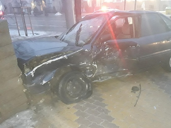 В центре Белгорода иномарка въехала в жилой дом