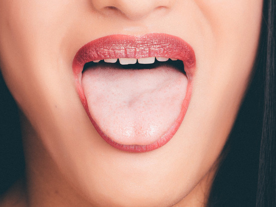 Признаком дефицита витамина B12 назвали необычный симптом во рту