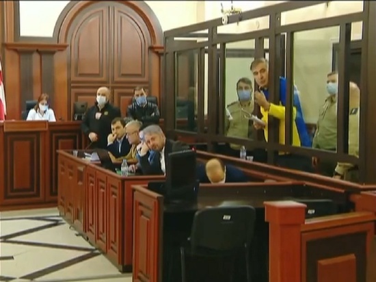 Саакашвили спел в суде гимн Украины и укрылся ее флагом