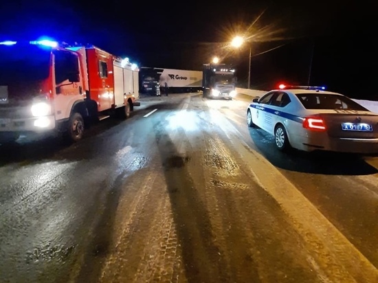 Появилось видео с места смертельного ДТП в Крестецком районе, где грузовик протаранил иномарку