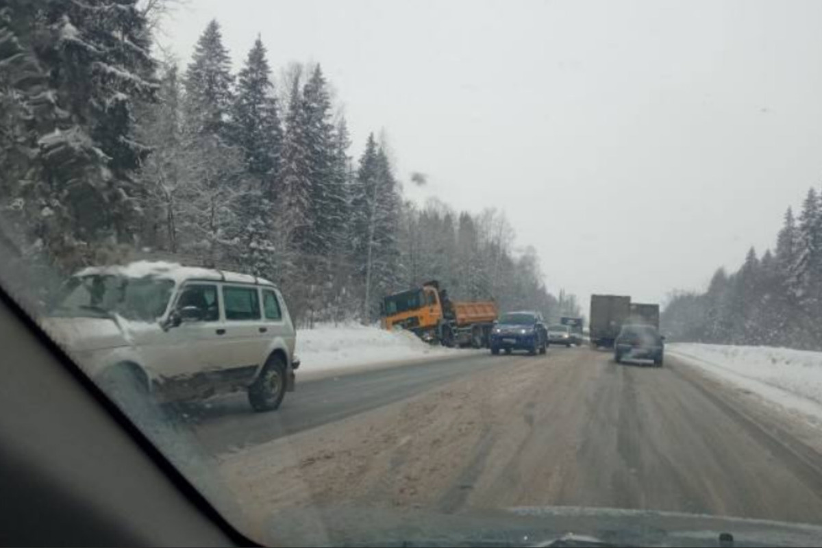 Трасса ижевск. Пробка на трассе. Ижевск Воткинск пробки. Дорога на Воткинск обстановка. Работа на трассе.