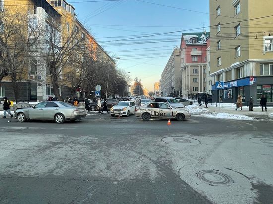 Пассажира Nissan увезли в больницу после массового ДТП в Новосибирске