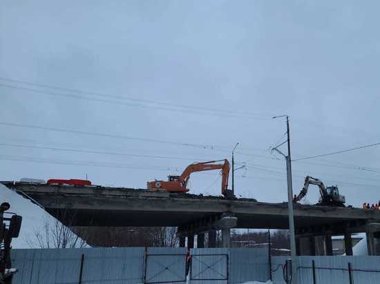 Подрядчики демонтируют старое покрытие на мостовых сооружениях в Костроме