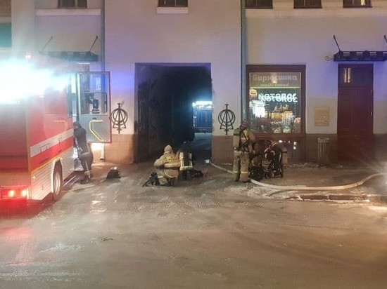Пожарные эвакуировали 5 человек из горящего здания хореографического колледжа в Красноярске