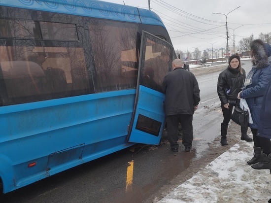 Ярославский экстрим: в областном центре у маршрутки на ходу оторвало дверь