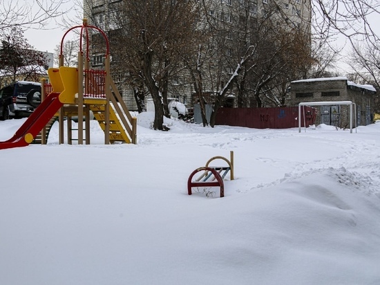 В Омске с огромной высоты упал семилетний ребенок